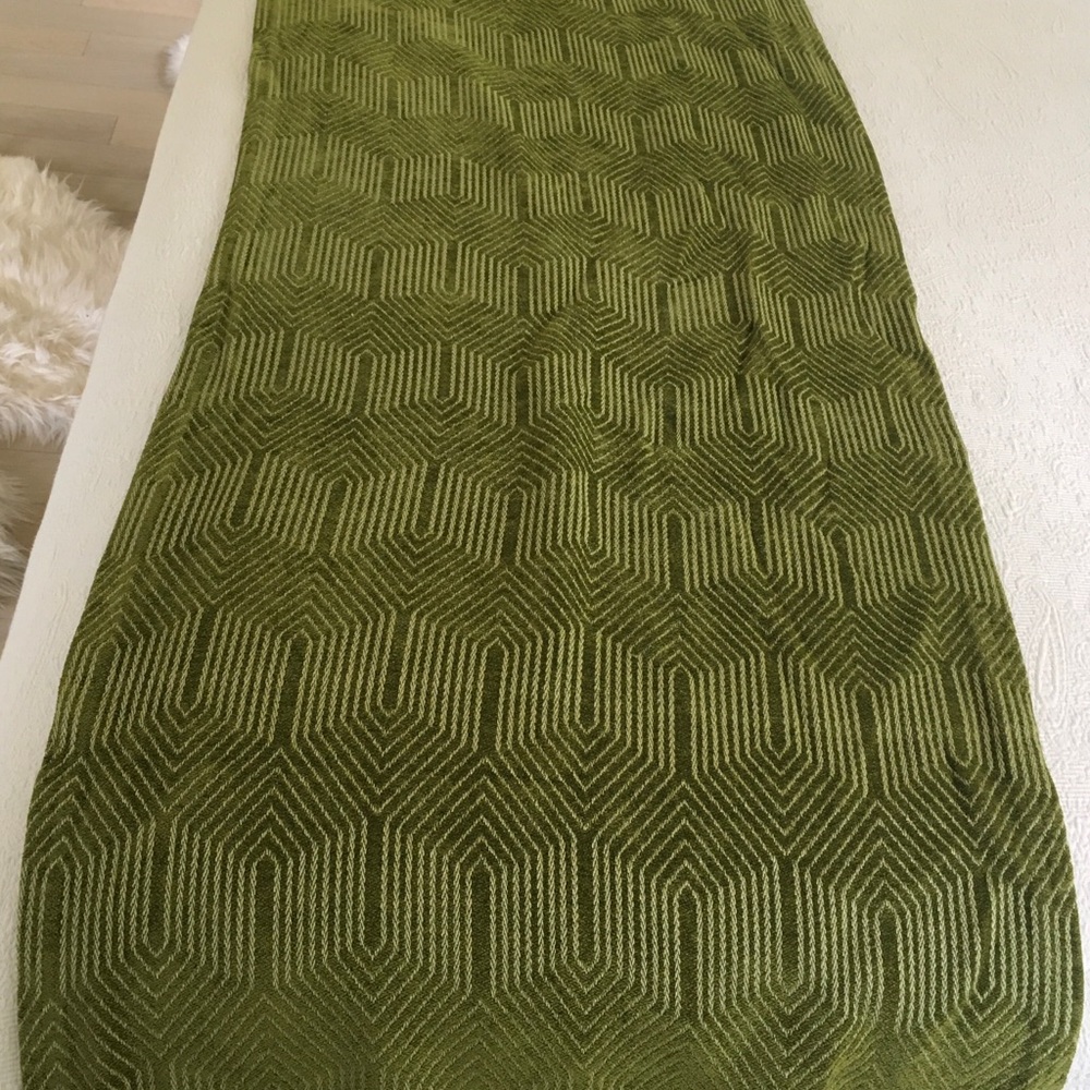 Richloom bed scarf runner - Picture 2 of 6